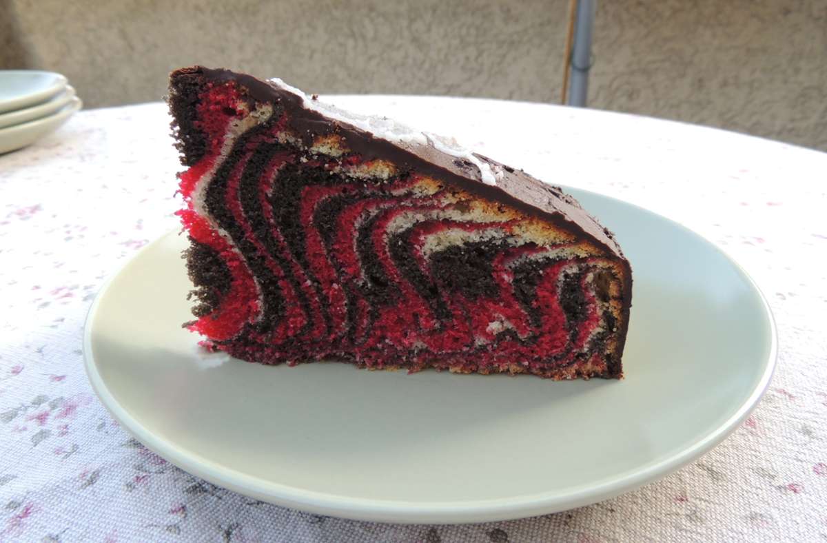 Schwarz-rot-gold: So sieht der fertige Deutschland-Kuchen von Innen aus!
