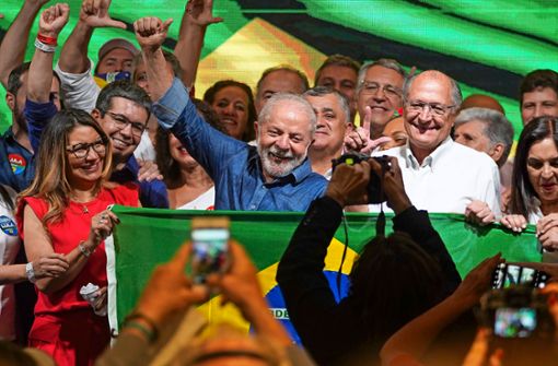 Lula lässt sich feiern. Viele seiner Anhänger formen mit ihren Händen ein L. Foto: dpa/Lincon Zarbietti