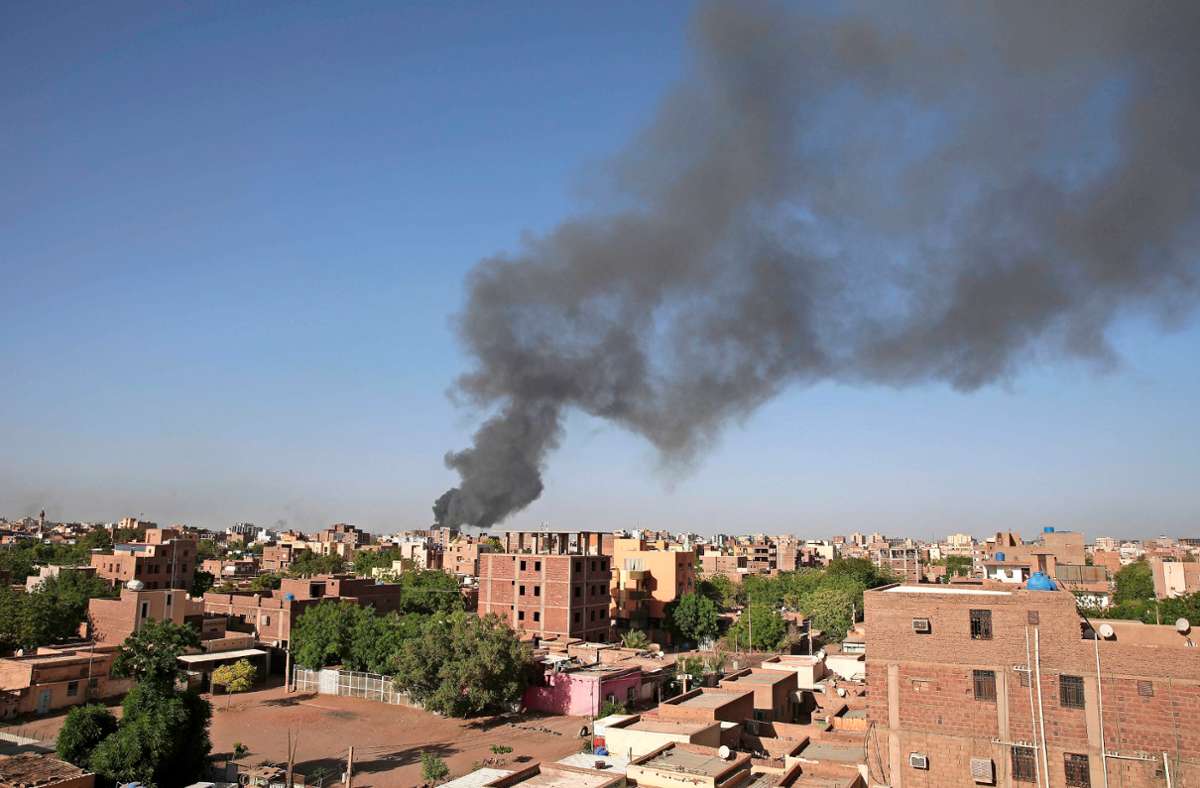 Durch die Kämpfe stieg Rauch über der sudanesischen Hauptstadt Khartum auf.