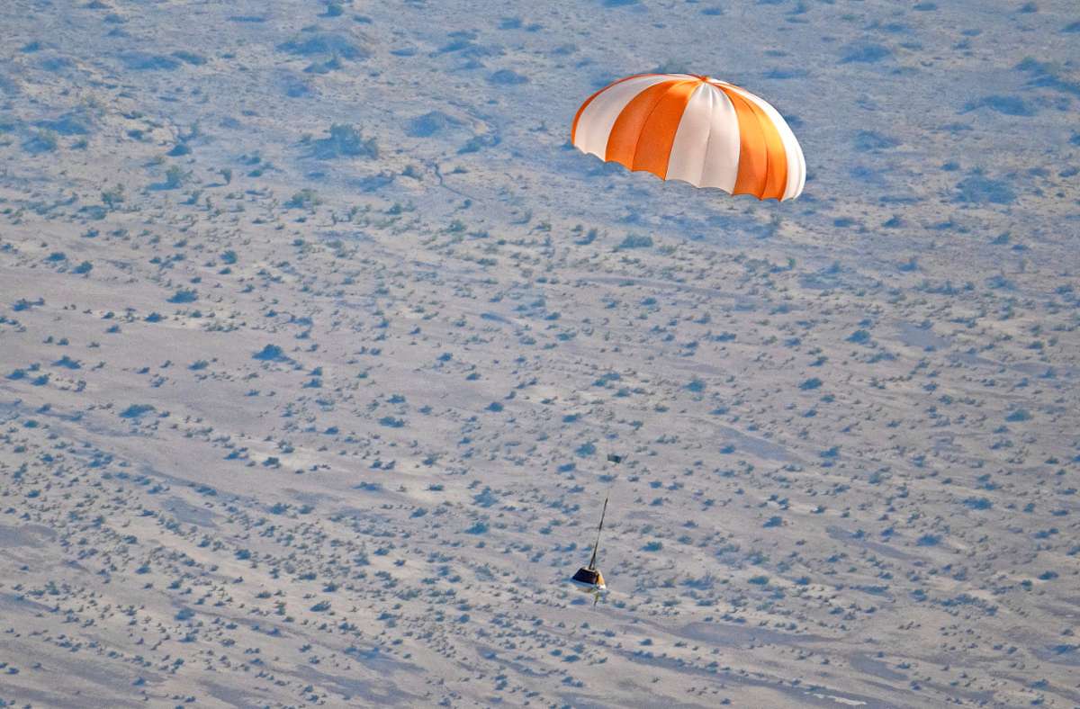 Die Kapsel mit dem kosmischen Inhalt ist mit einem Fallschirm auf der Erde gelandet, in der Wüste des US-Bundesstaats Utah.
