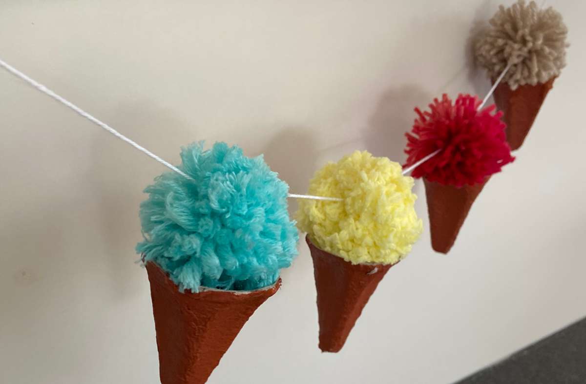 Du liebst Eis und willst dir deine liebste Sommer-Erfrischung direkt in dein Zimmer hängen? Dann klicke dich durch unsere Bastelanleitung!