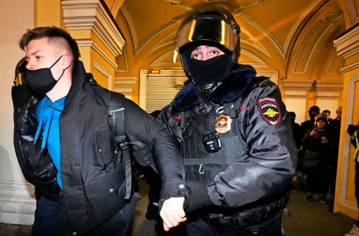 Die russische Polizei verhaftet Menschen, die gegen den Krieg protestieren. Foto: Dmitri Lovetsky/dpa