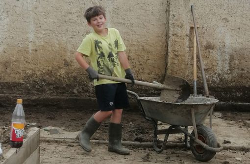 Stefan beim Aufräumen im Garten, einige Wochen nach dem Hochwasser. Foto: privat