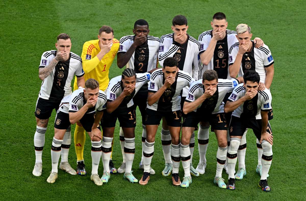 Für das Gruppenfoto halten sich die deutschen Spieler die Hand vor den Mund.