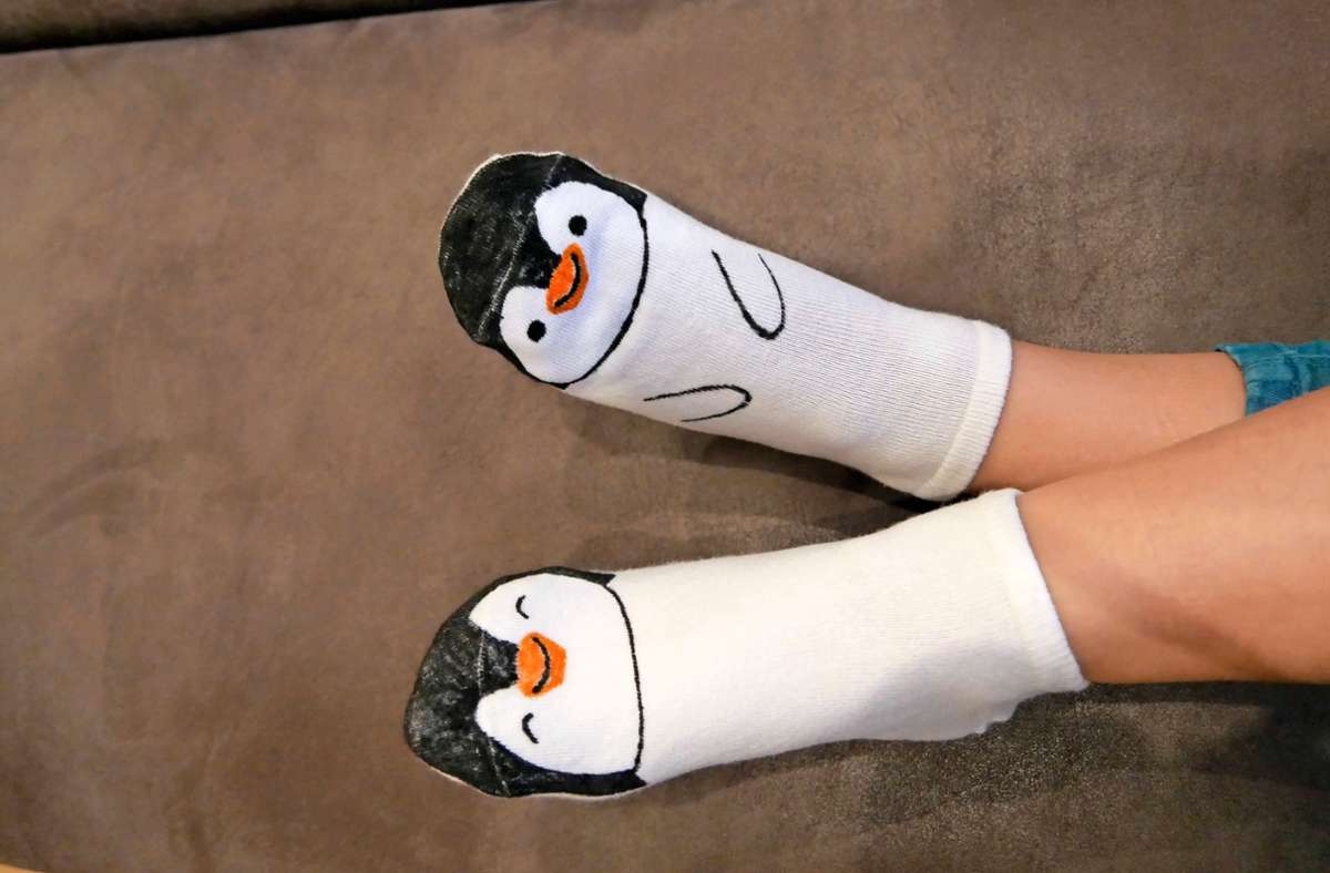 DIY: Pinguin-Socken malen