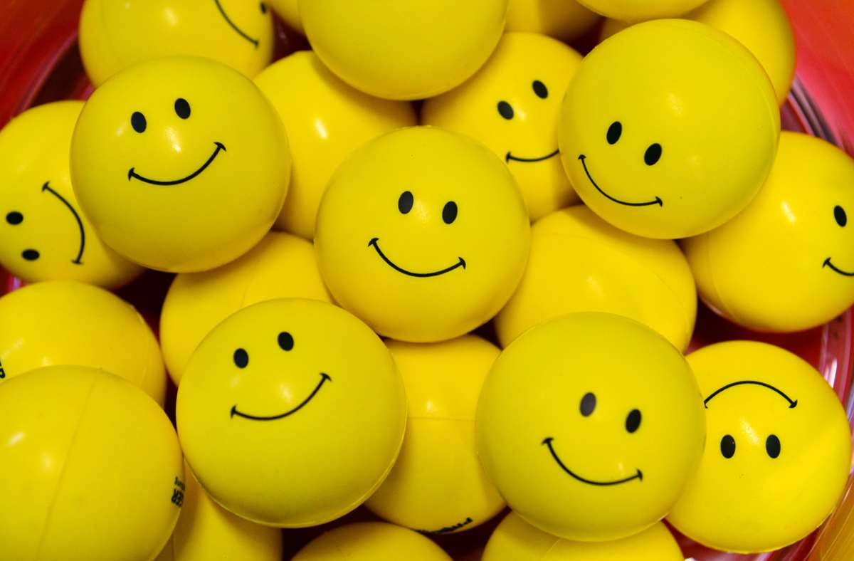 Ein gelber Kreis, zwei Punkte und ein Halbkreis: Fertig ist das Smiley.
