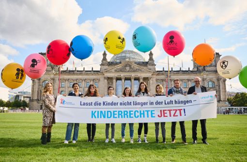Zum Weltkindertag am 20.9.2021 flogen bunte Luftballons über dem Reichstag. Auf den Ballons stehen unterschiedliche Kinderrechte. Damit wollten das Deutsche Kinderhilfswerk und Unicef ein Zeichen setzen und die Kinderrechte ins Bewusstsein holen.  Foto: Annette Riedl/dpa