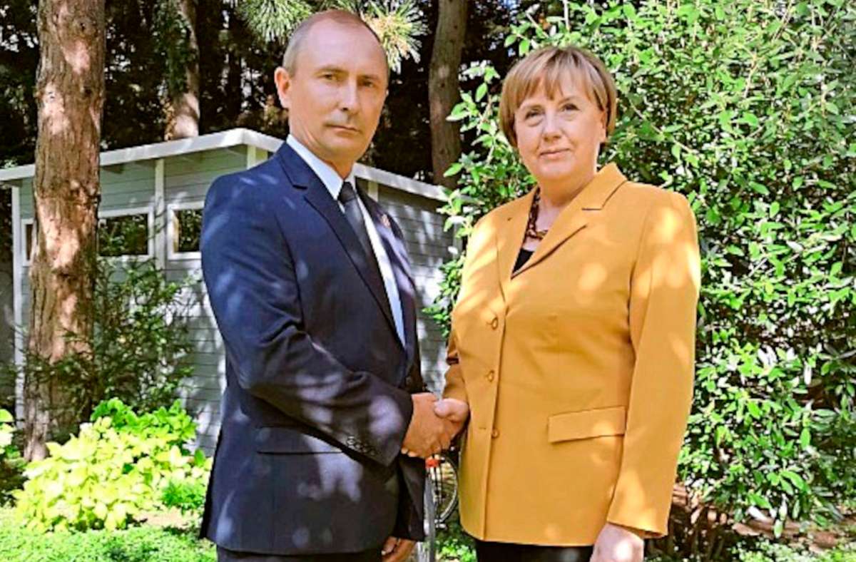Auf diesem Foto siehst du Ursula Wanecki als Merkel mit einem Putin-Doppelgänger. Hättest du sie auch verwechselt?