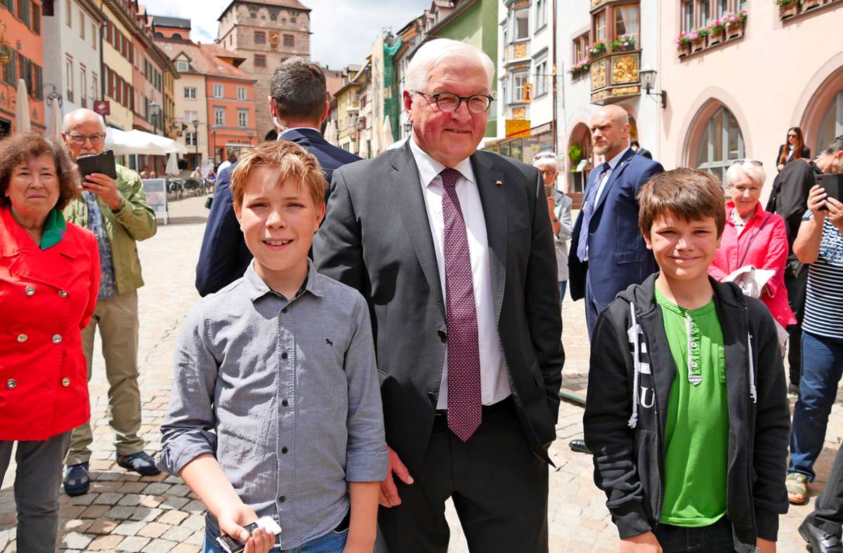 Der Bundespräsident hat für drei Tage seinen Amtssitzvon Berlin nach Rottweil verlegt. Viele Menschen machen Fotos mit ihm, auch Jakob (links) und Leonhard (rechts).