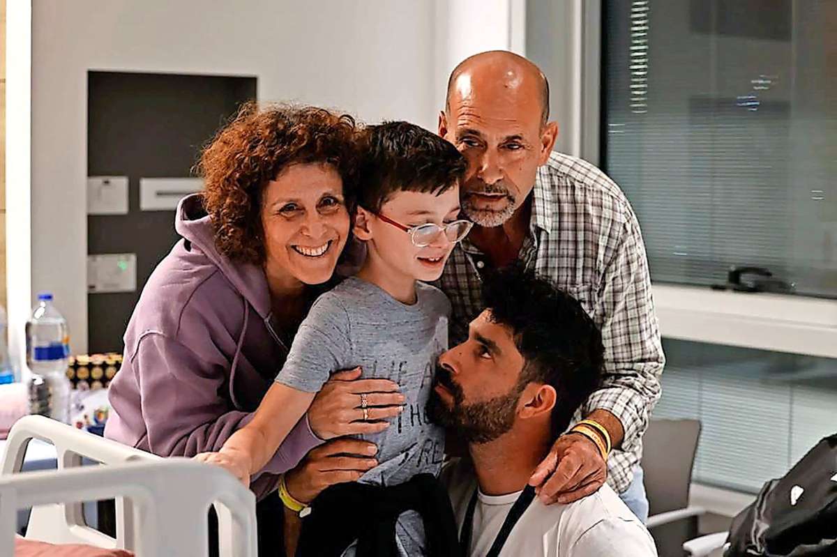 Die Angehörigen in Israel freuen sich, ihre Lieben wieder in die Arme nehmen zu können.