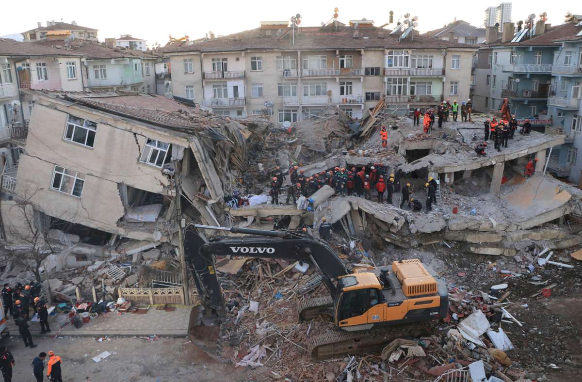 Zahllose Gebäude wie hier in der Türkei sind durch das verheerende Erdbeben eingestürzt.