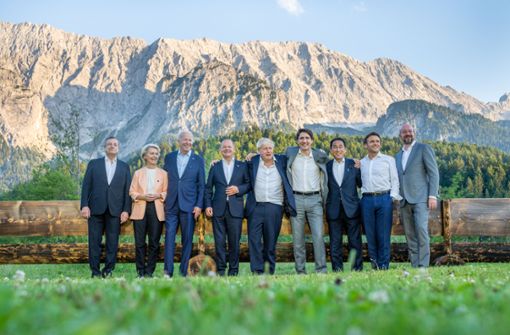 Die Chefs der G7-Staaten sowie zwei Vertreter  der EU posierten in den  bayerischen Alpen für  die Fotografen. Von links nach rechts: Mario Draghi (Italien), Ursula von der Leyen (EU), Joe Biden (USA), Olaf Scholz (Deutschland), Boris Johnson (Großbritannien), Justin Trudeau (Kanada), Fumio Kishida (Japan), Emmanuel Macron (Frankreich), Charles Michel (EU). Foto: Michael Kappeler/dpa