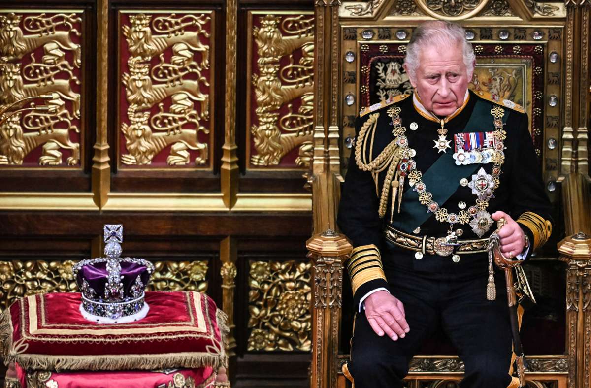 Hier sitzt Charles neben der Imperial State Crown. Gekrönt wird er aber mit der fast 400 Jahre alten Edwardskrone.